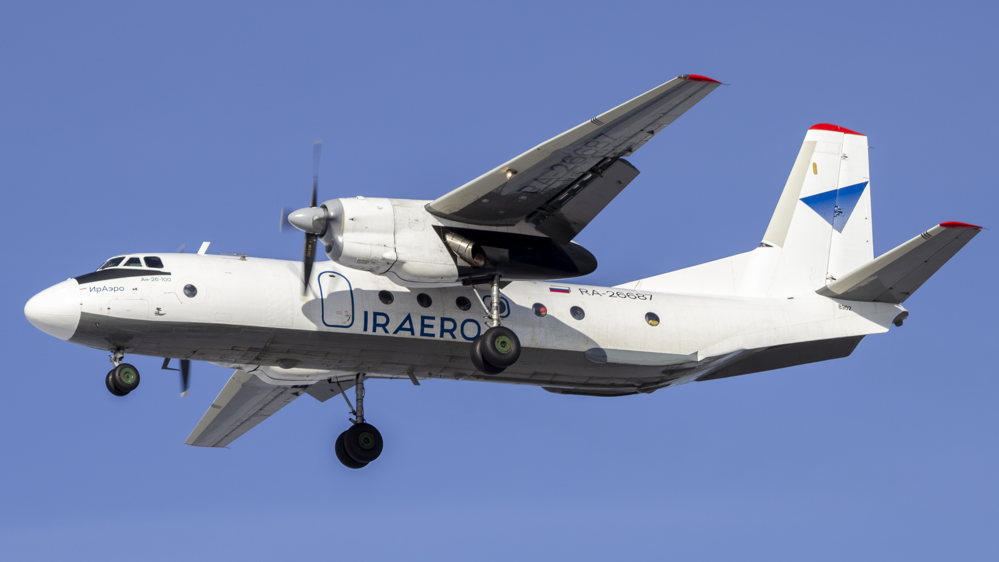 Антонов Ан-26 на посадке